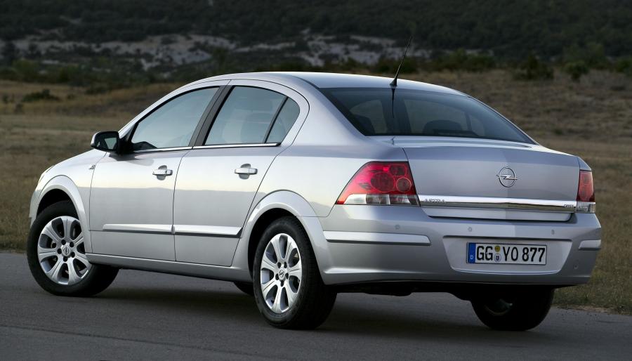  Opel Astra Sedan 2005 года  (фото 10 из 38)